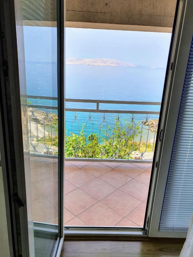 - Buffet 2b Apartment *