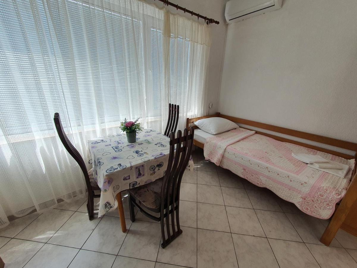 Apartment Buffet 2b *