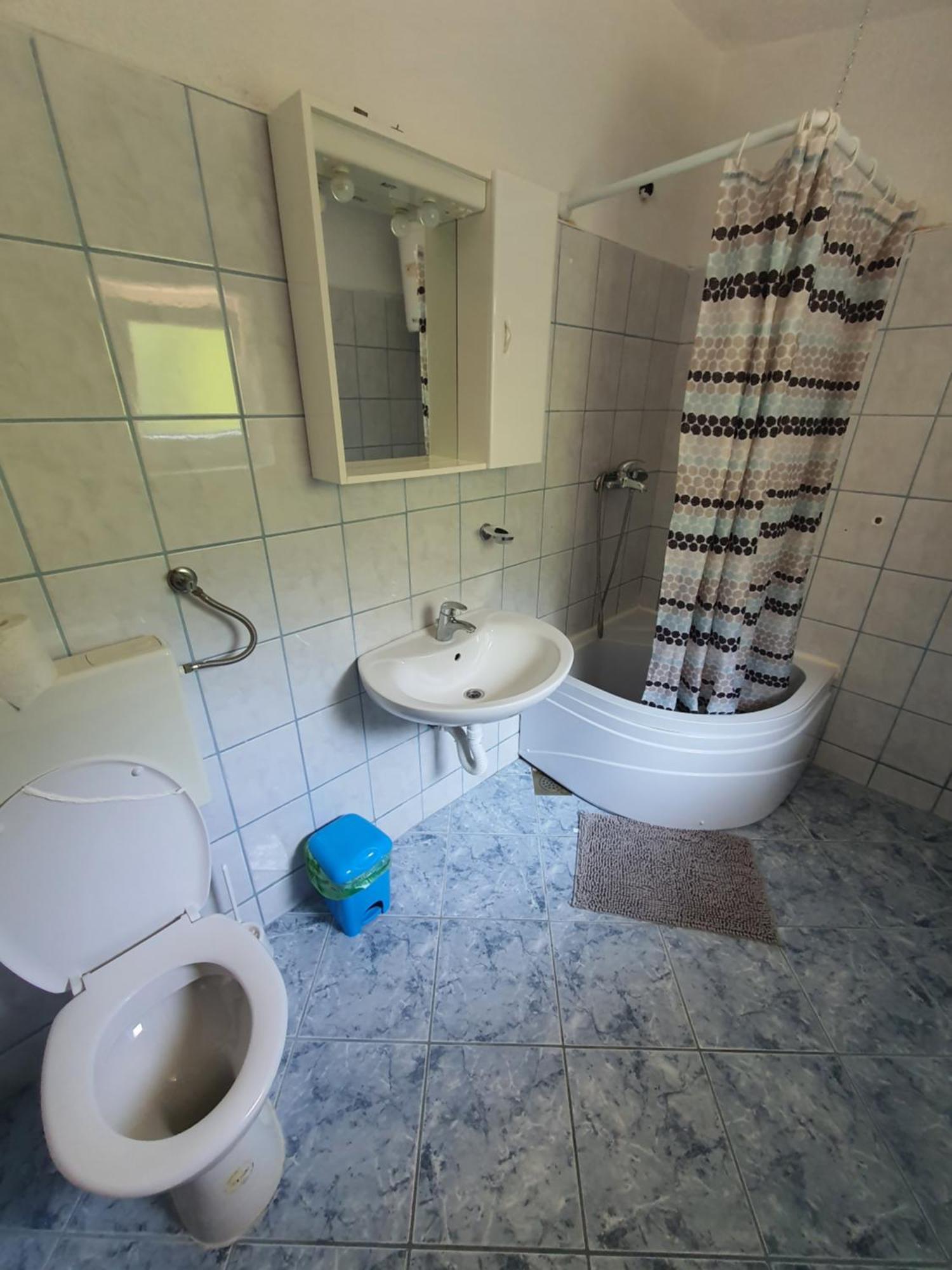 - Buffet 2b Apartment *